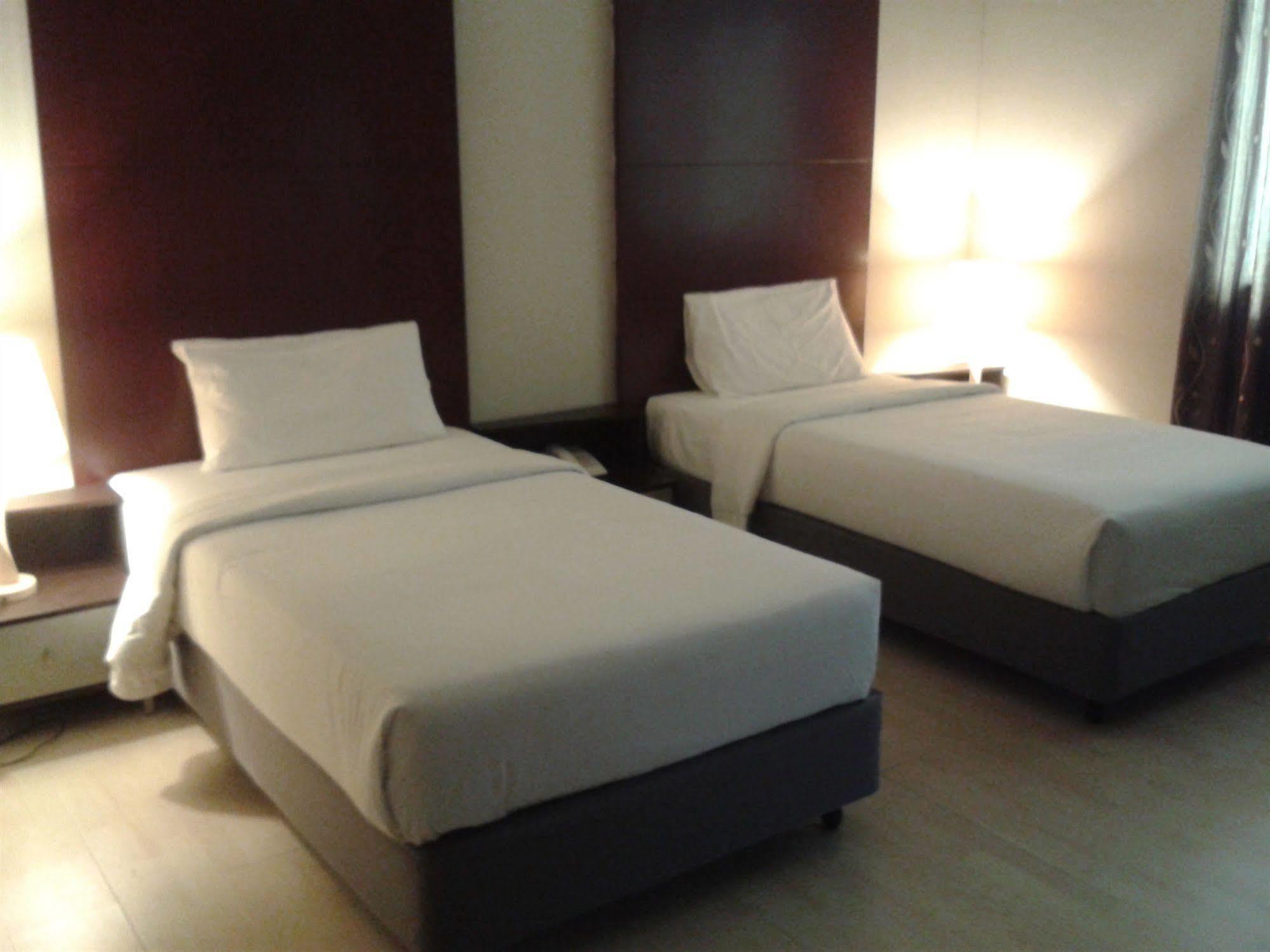 Ginasuite Kompleks27 Hotel บันดาร์เสรีเบกาวัน ภายนอก รูปภาพ
